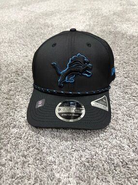 New Era Black Detroit Lions Stretch-Snap Hat with Blue Trim